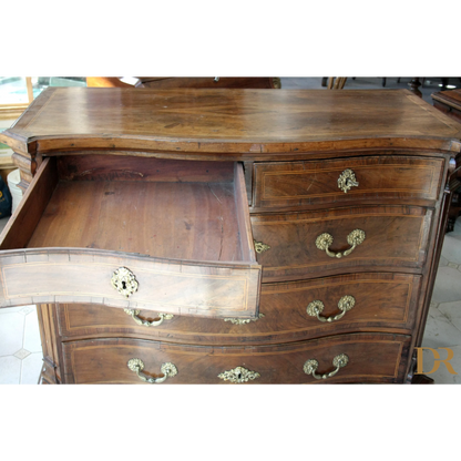 Dresser vintage in legno antico con hardware in ottone e design casa elegante