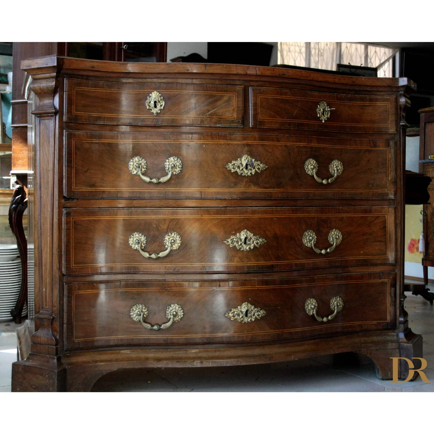 Dresser vintage in legno antico con maniglie in ottone, perfetto per il design casa