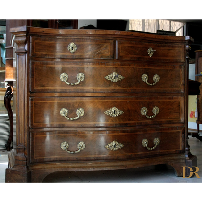 Dresser vintage in legno antico con maniglie in ottone, perfetto per il design casa