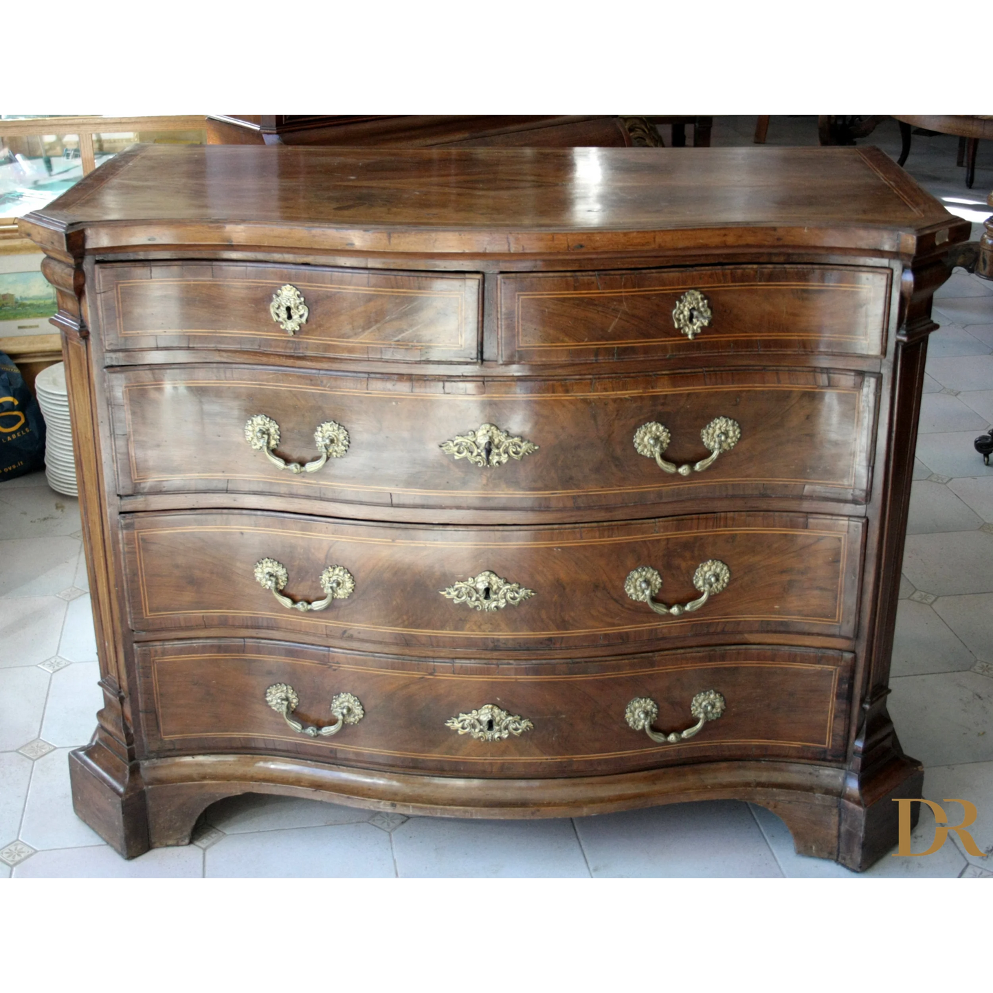 Commode vintage in legno antico con hardware in ottone per casa e design elegante