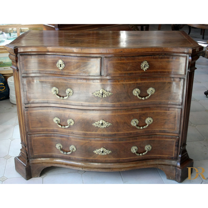Commode vintage in legno antico con hardware in ottone per casa e design elegante