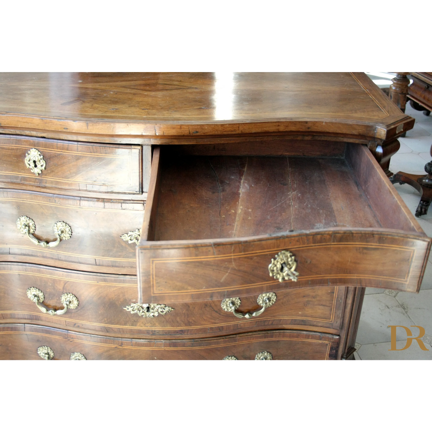 Comò antico in legno vintage Canterano con cassetto aperto, design casa elegante