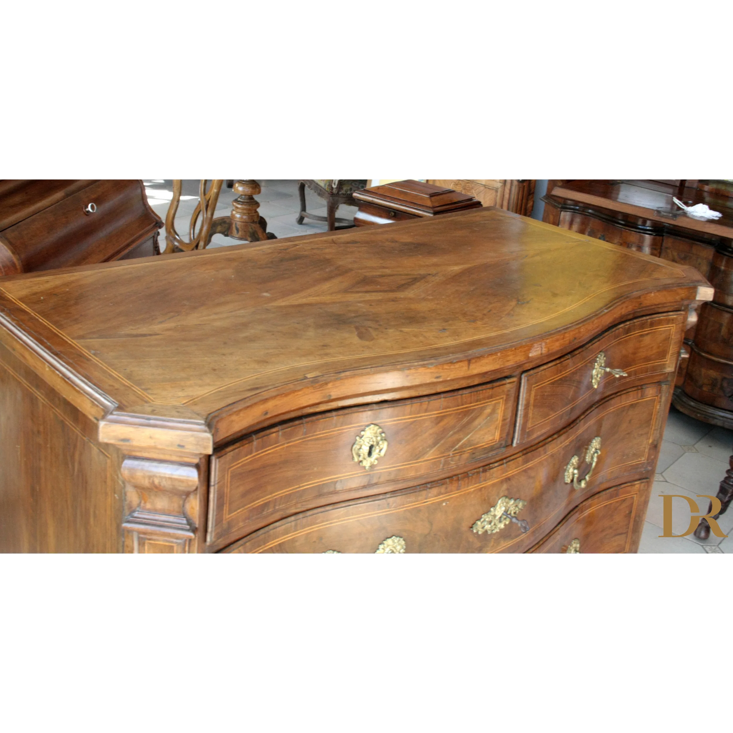 Comò antico in legno vintage con hardware in ottone e piano in marqueterie, design casa