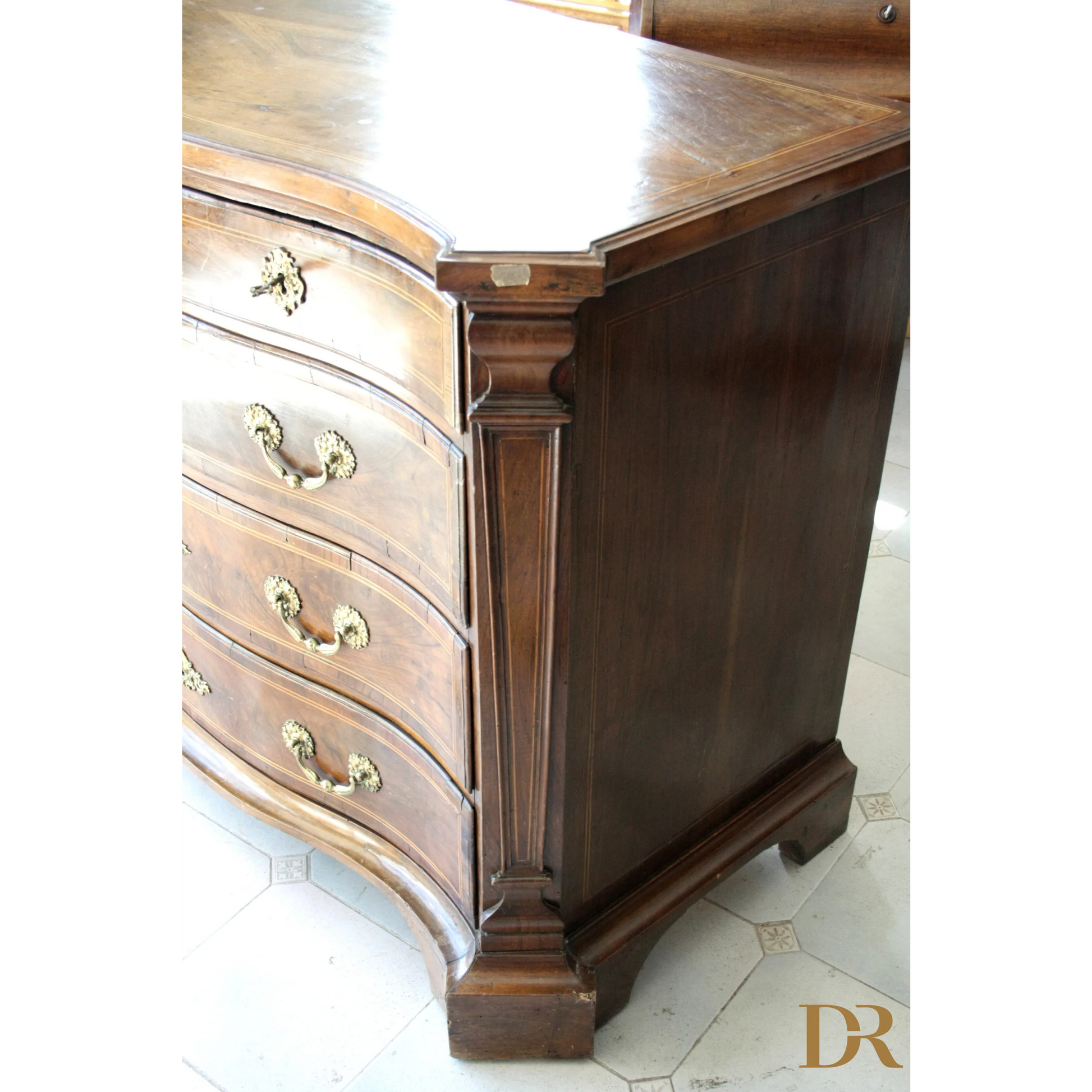 Cassettiera vintage in legno antico con hardware in ottone, perfetta per casa design