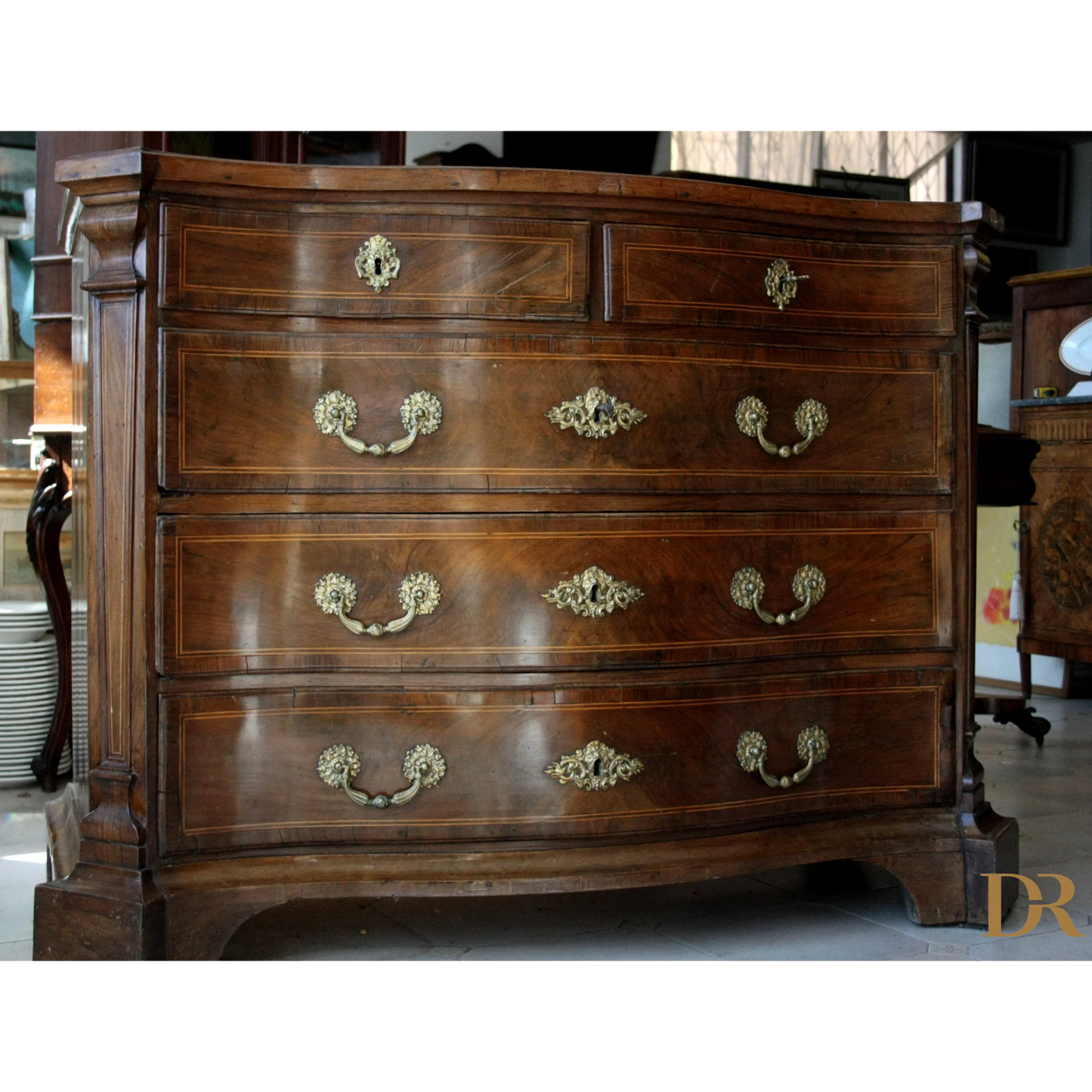 Cassettiera antica in legno vintage con hardware in ottone, perfetta per il design casa