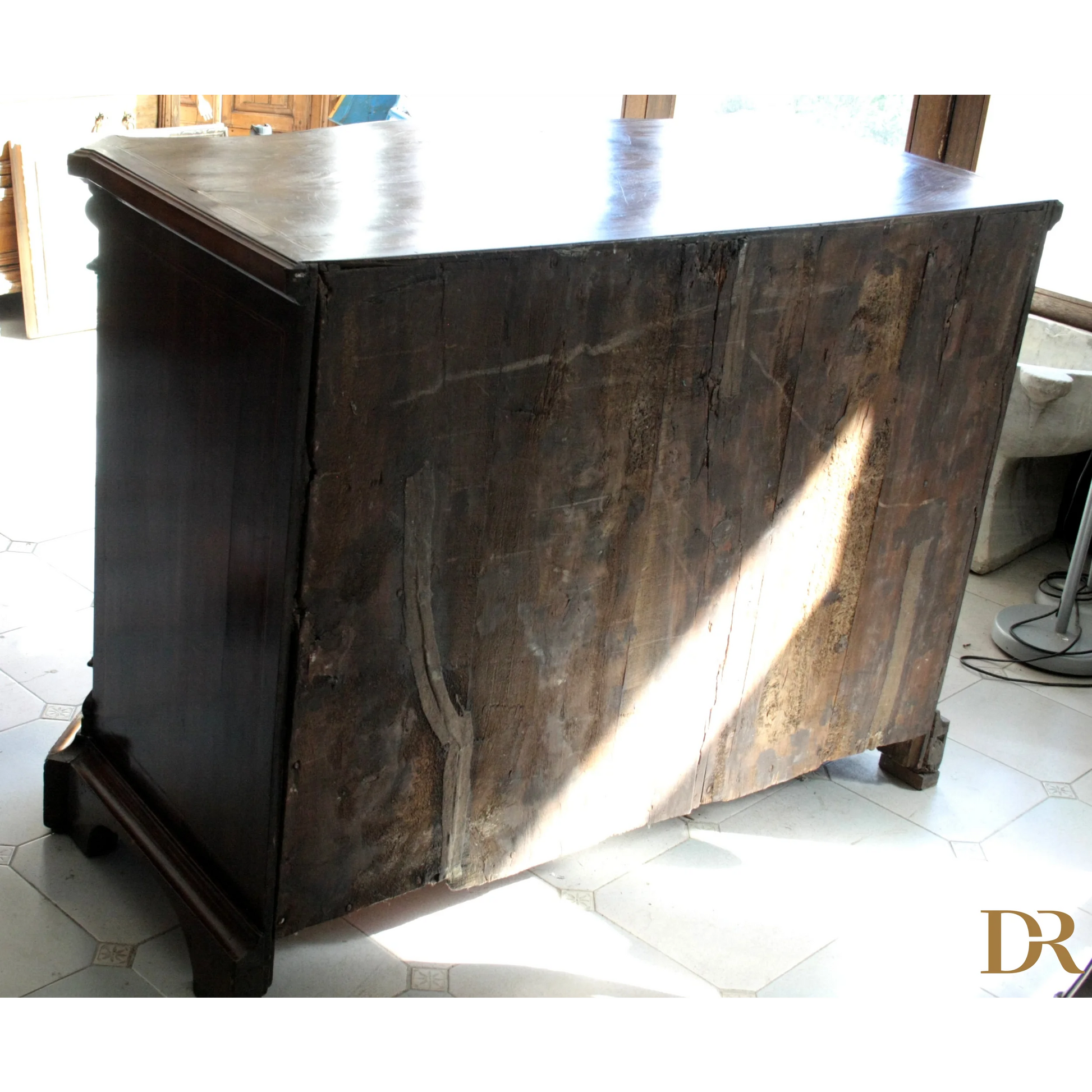 Antico baule in legno vintage con piano lucido e schiena rustica per casa design