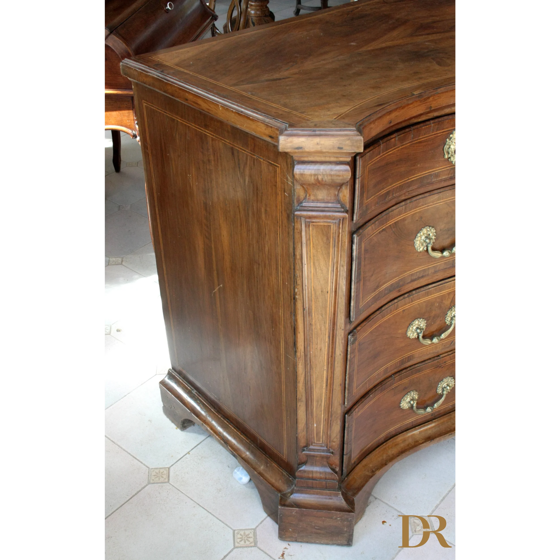 Antico cassettone in legno vintage con pomelli in ottone, design elegante per casa