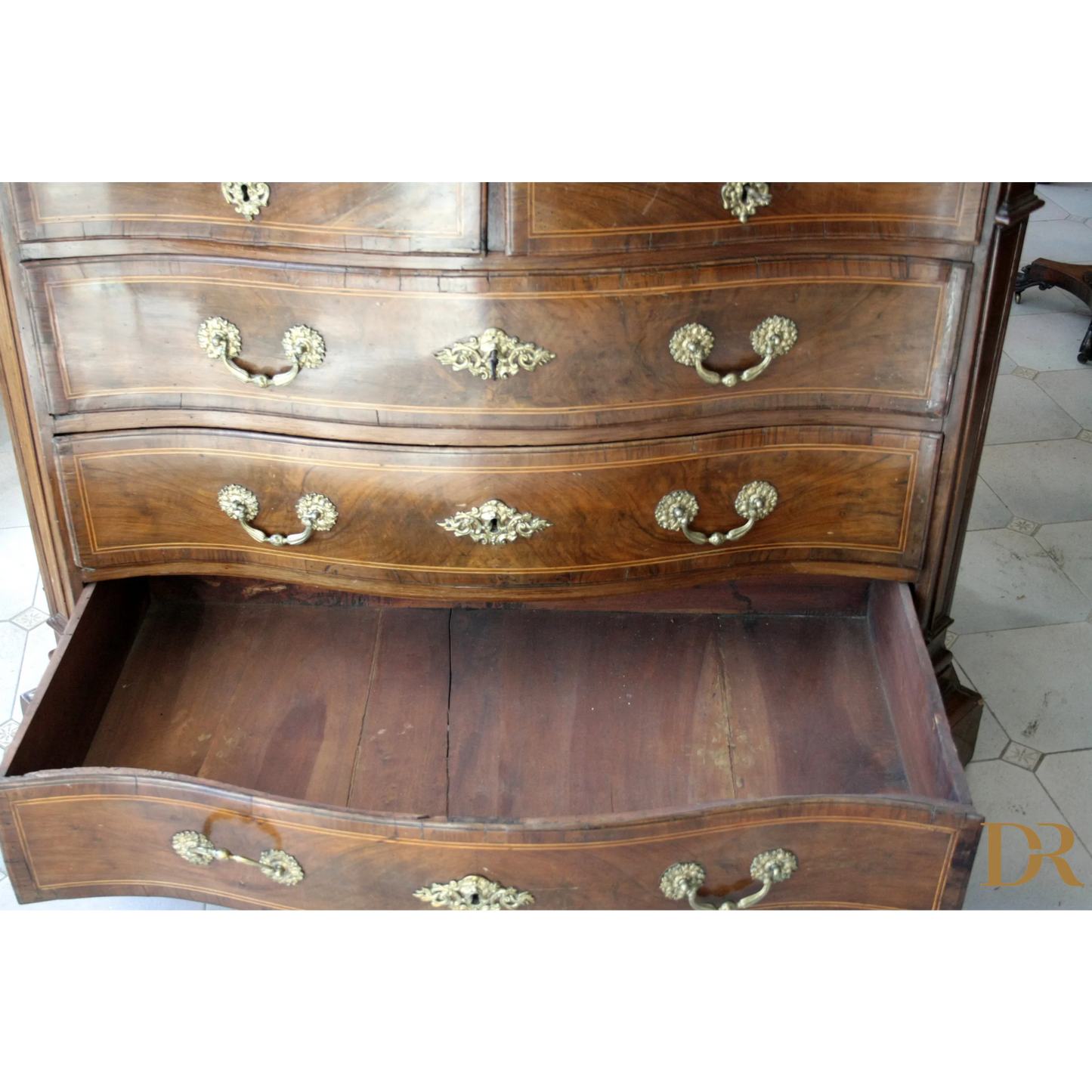 Cassettiera vintage in legno con hardware in ottone, perfetta per il design casa