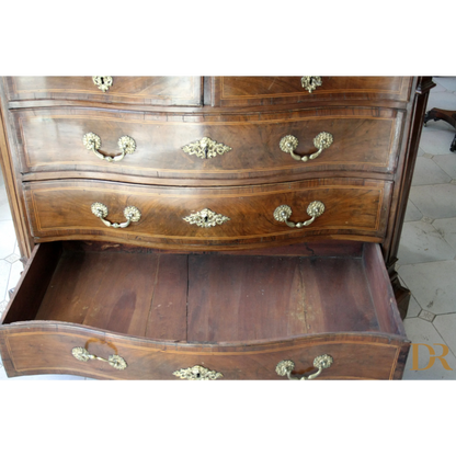 Cassettiera vintage in legno con hardware in ottone, perfetta per il design casa