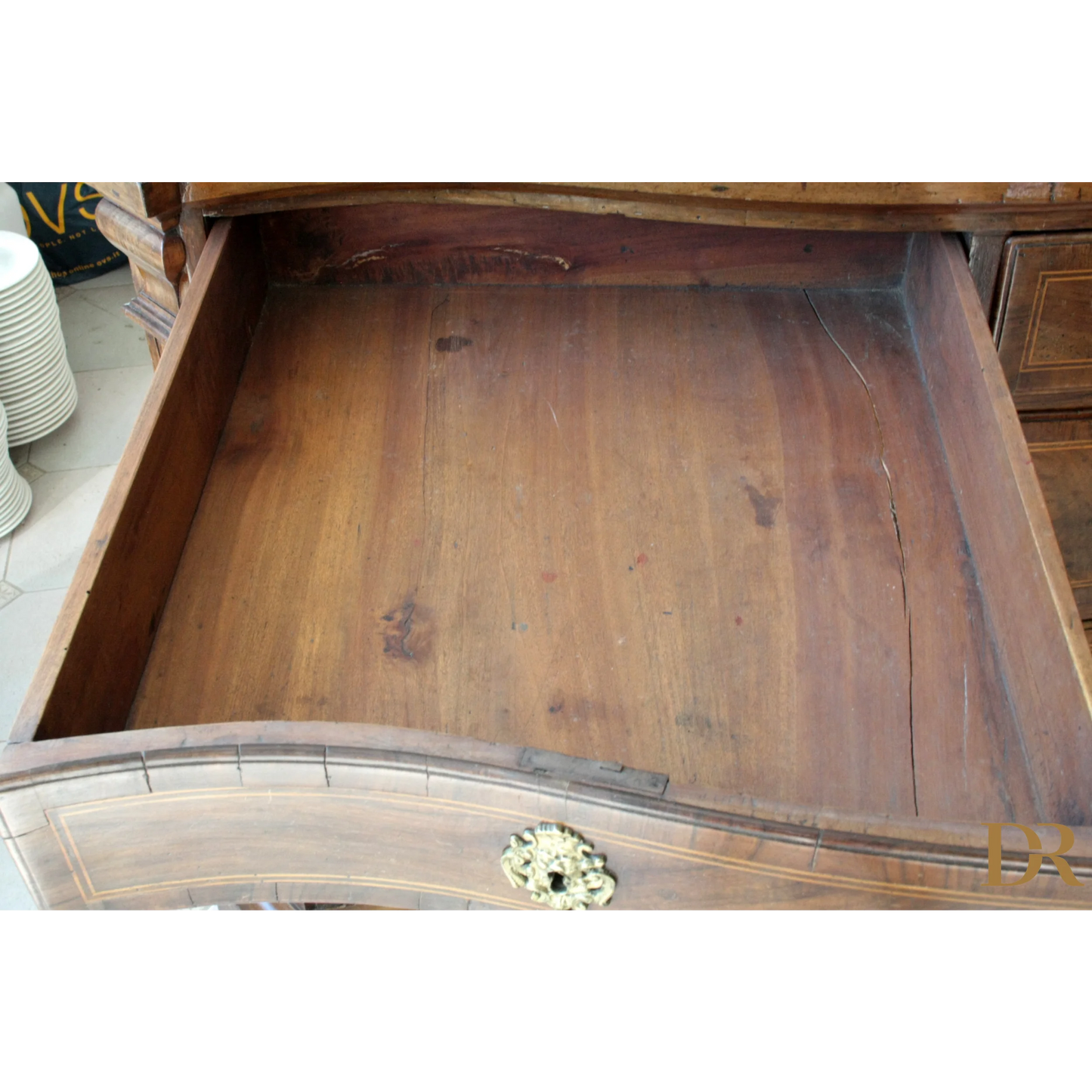 Cassa vintage design con cassetto aperto di cassettiera antica in legno con pomello in ottone