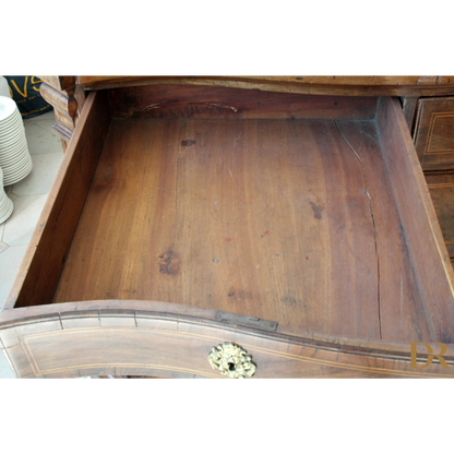 Cassa vintage design con cassetto aperto di cassettiera antica in legno con pomello in ottone