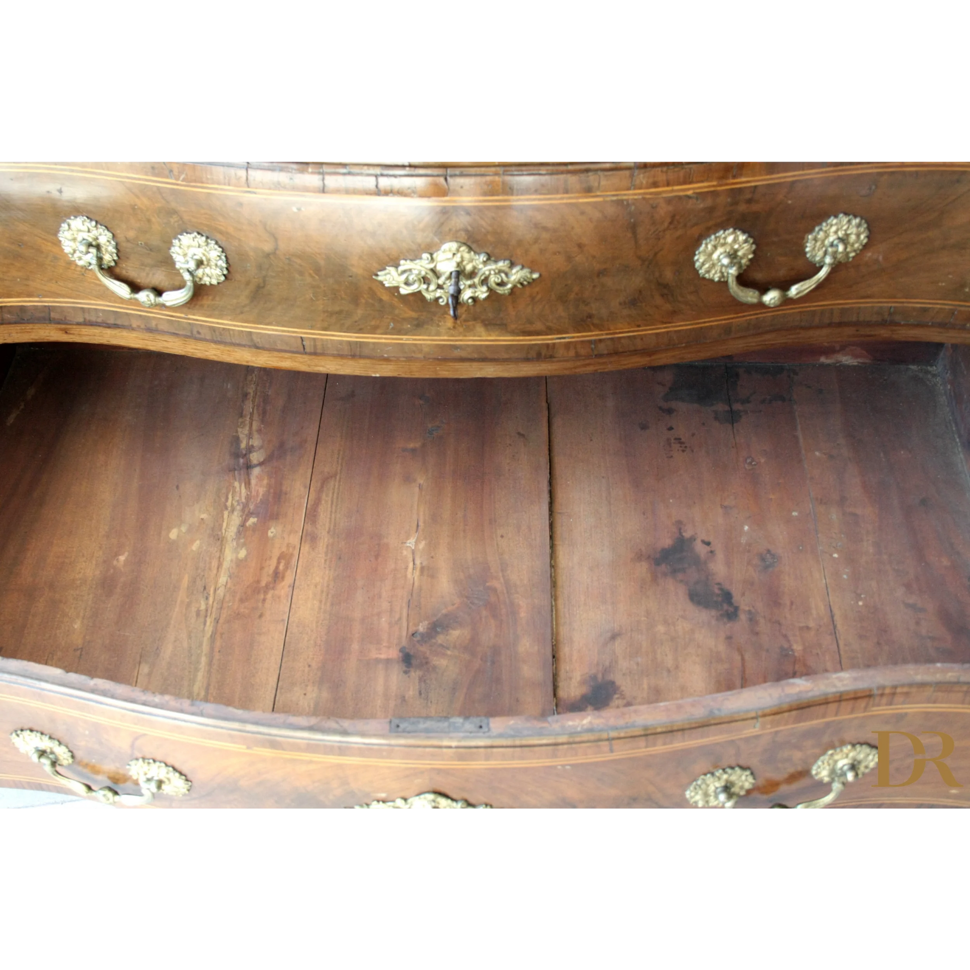 Cassetto vintage aperto in legno antico con maniglie in ottone, perfetto per casa design