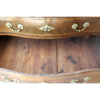 Cassetto vintage aperto in legno antico con maniglie in ottone, perfetto per casa design