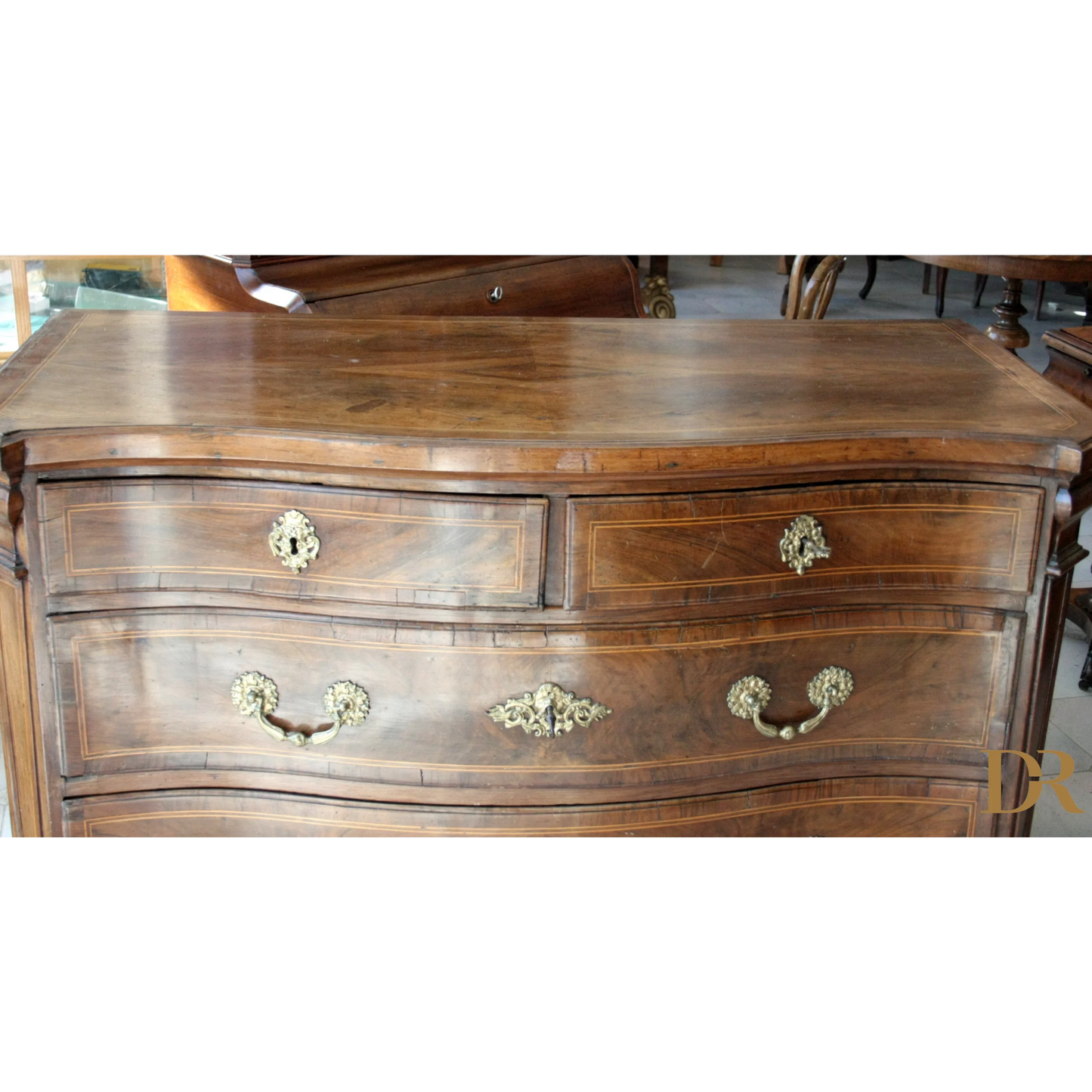 Dresser bombe in legno vintage con hardware in ottone, perfetto per il design casa