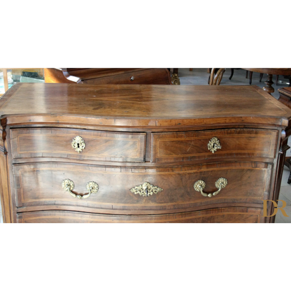 Dresser bombe in legno vintage con hardware in ottone, perfetto per il design casa