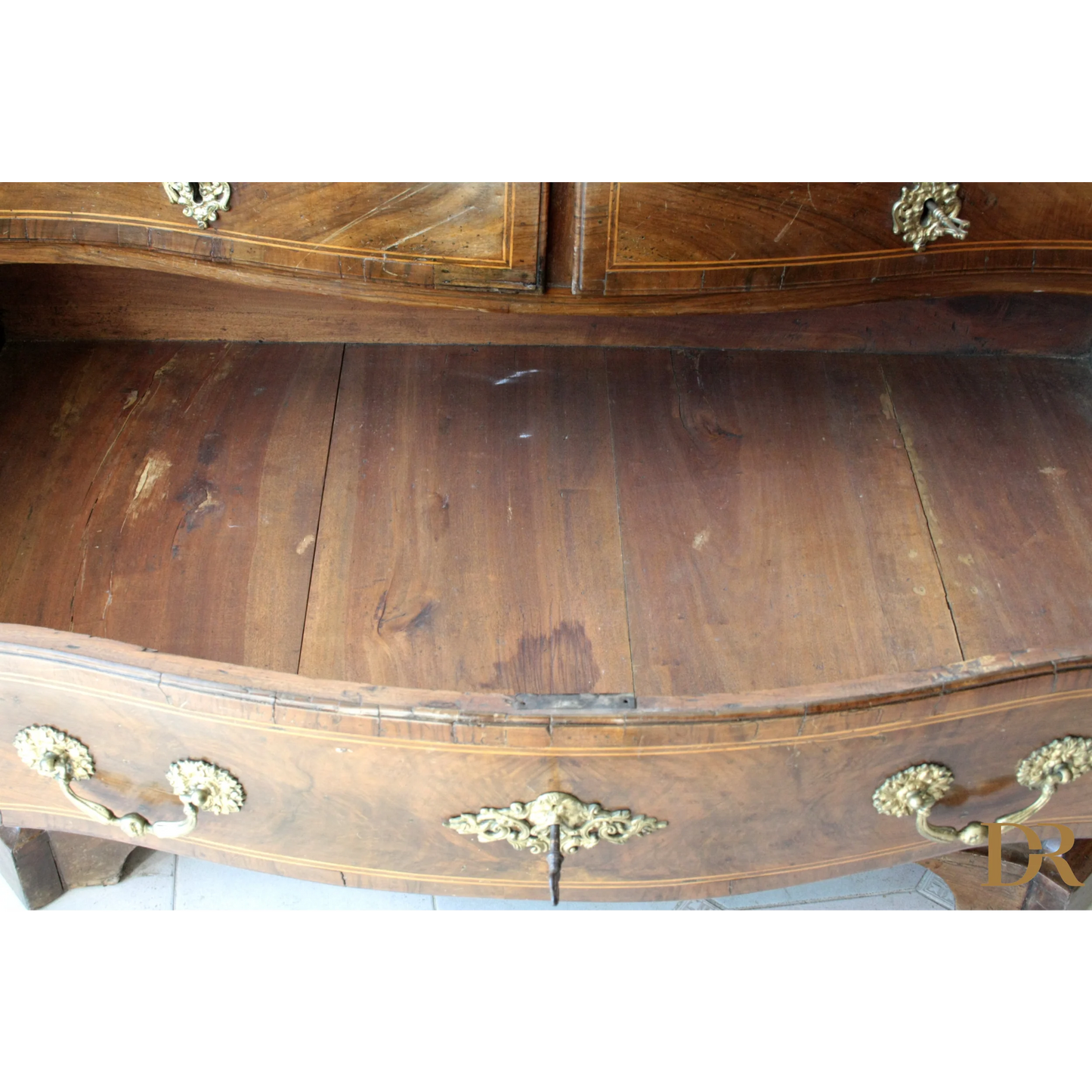 Interno di un cassettone vintage con hardware in ottone, perfetto per il design casa