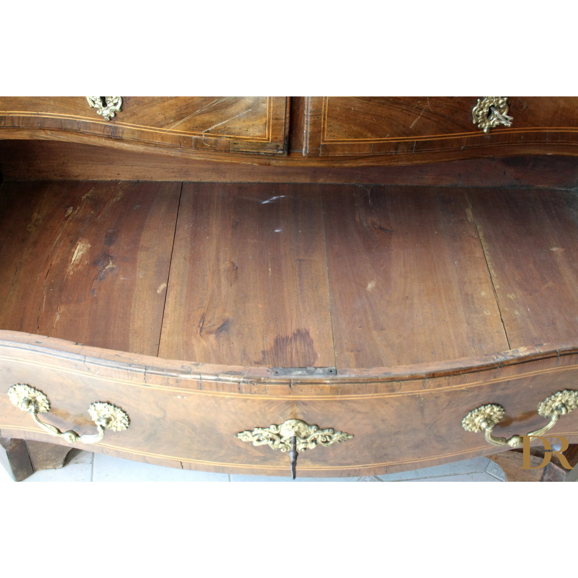 Interno di un cassettone vintage con hardware in ottone, perfetto per il design casa