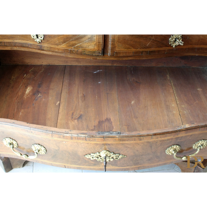 Interno di un cassettone vintage con hardware in ottone, perfetto per il design casa