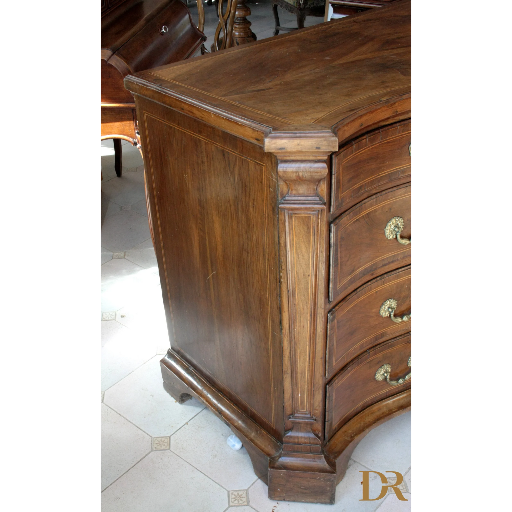 Cassettiera vintage in legno scuro con maniglie in ottone, perfetta per il design casa