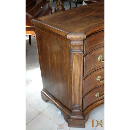 Cassettiera vintage in legno scuro con maniglie in ottone, perfetta per il design casa