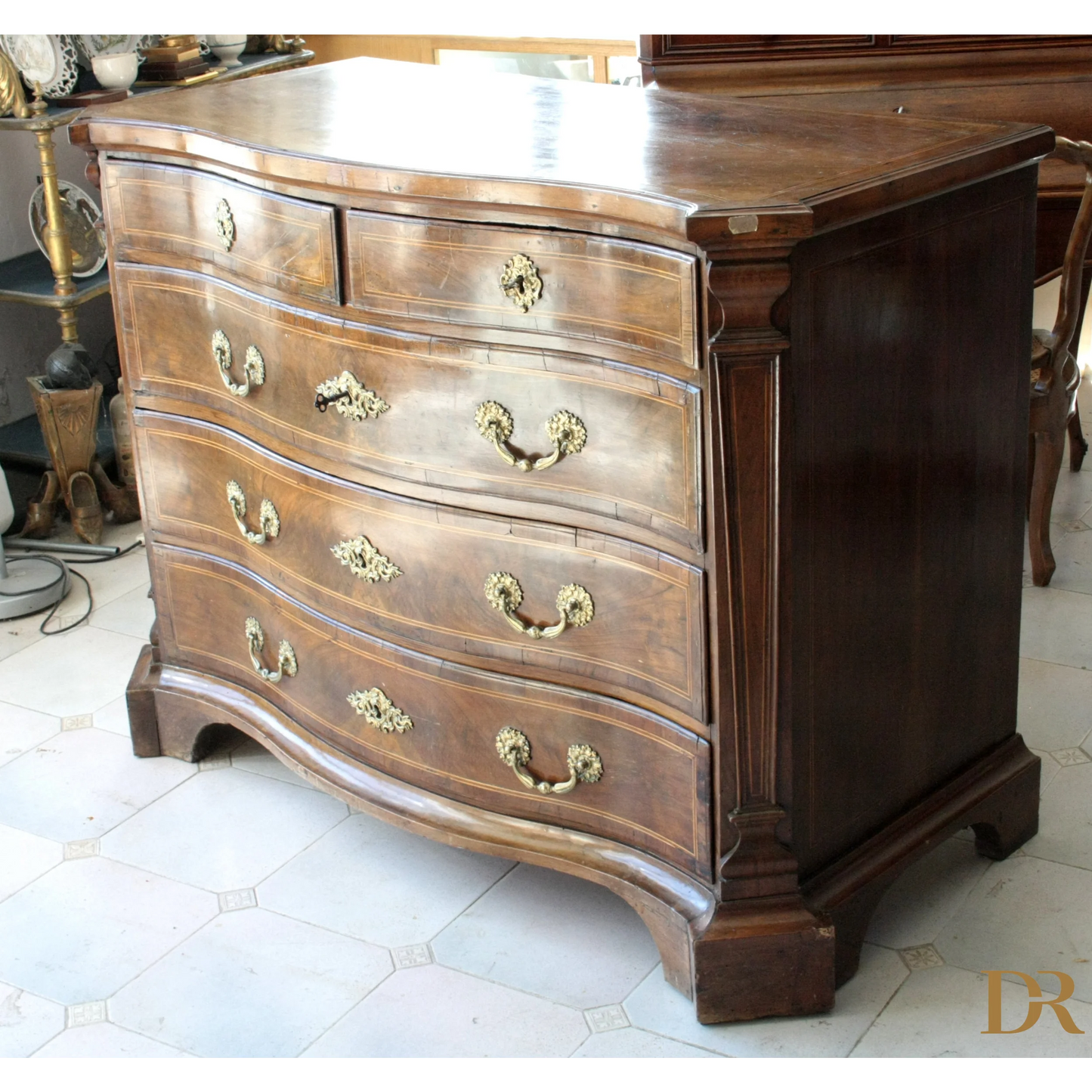 Cassettiera vintage in legno scuro serpentino con hardware in ottone per casa design