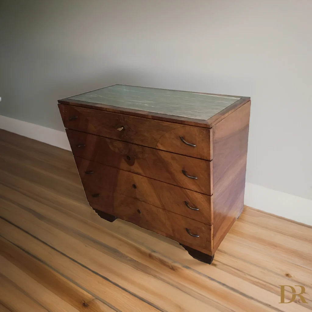 Cassettiera legno vintage con quattro cassetti, ideale per camera letto in stile vintage