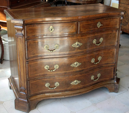 Antico canterano in noce xviii secolo spagna con raffinato cassettone, linea elegante e fronte ricurvo in legno intarsiato