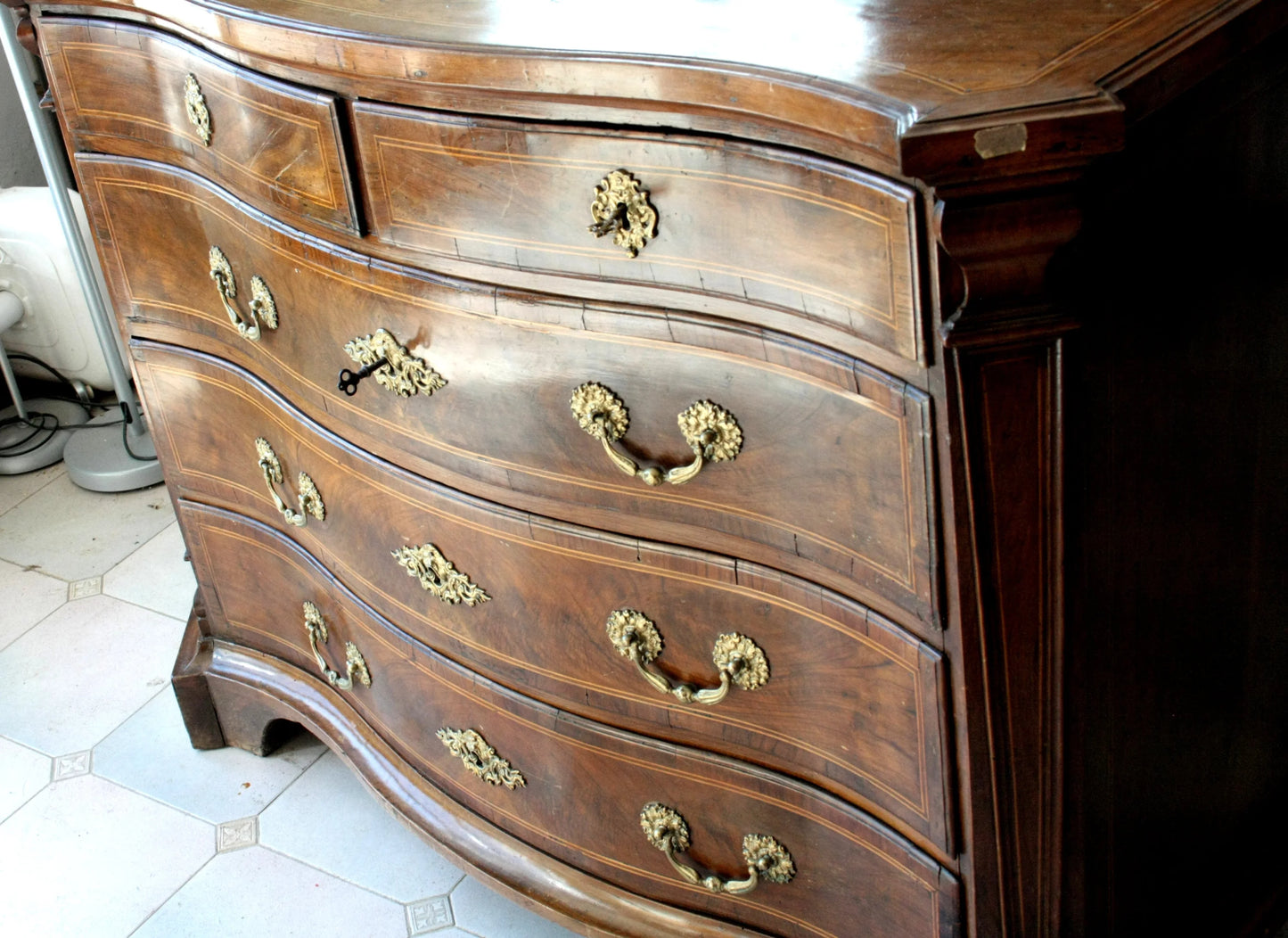 Raffinato cassettone antico bombe in noce con fronte ricurvo e linea elegante, xviii secolo, spagna