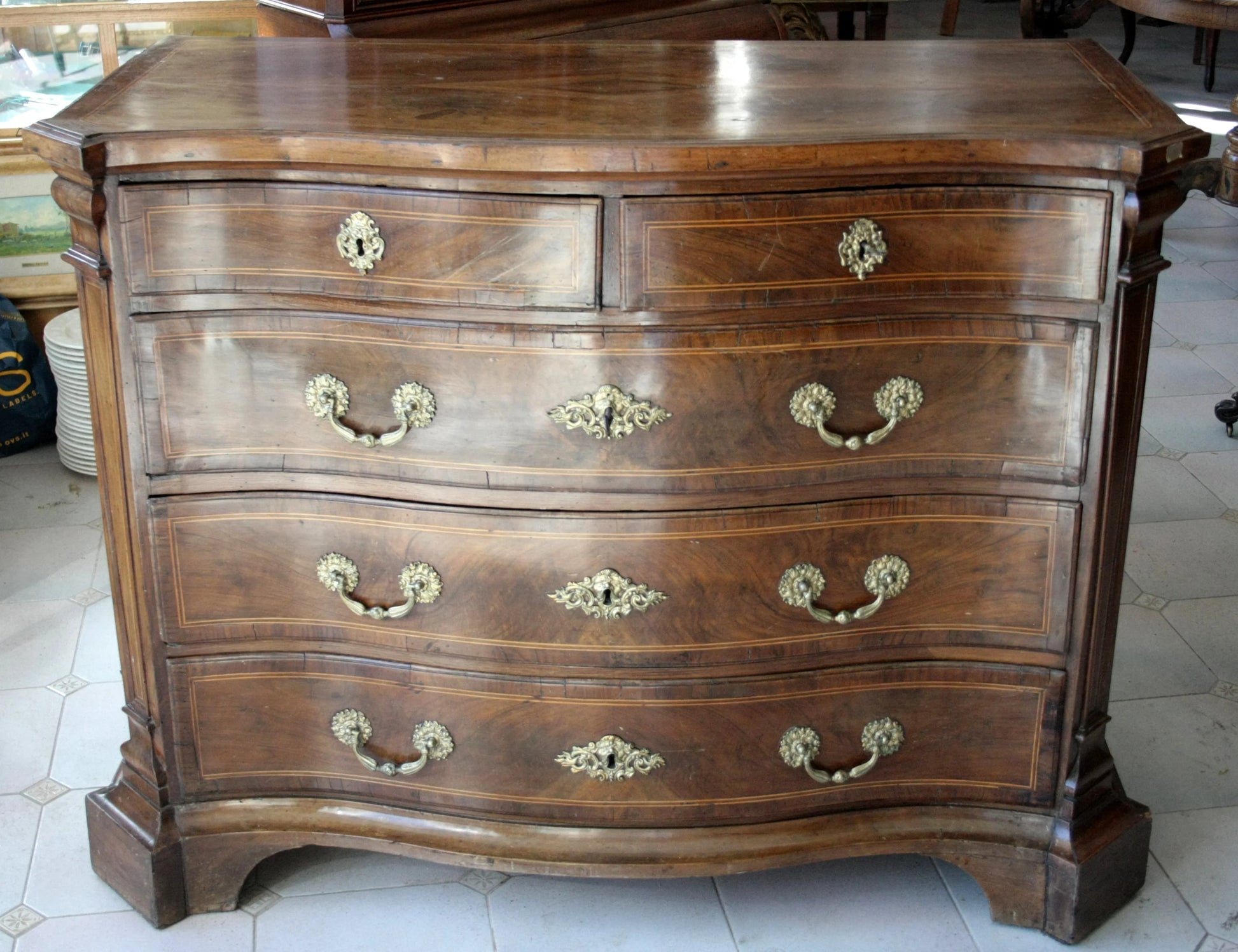Antico canterano in noce xviii secolo spagna con raffinato cassettone e linea elegante fronte ricurvo in legno