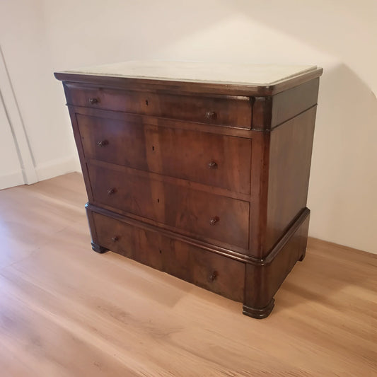 Cassettiera in legno italiana del xix secolo con cinque cassetti e piano in marmo colorato
