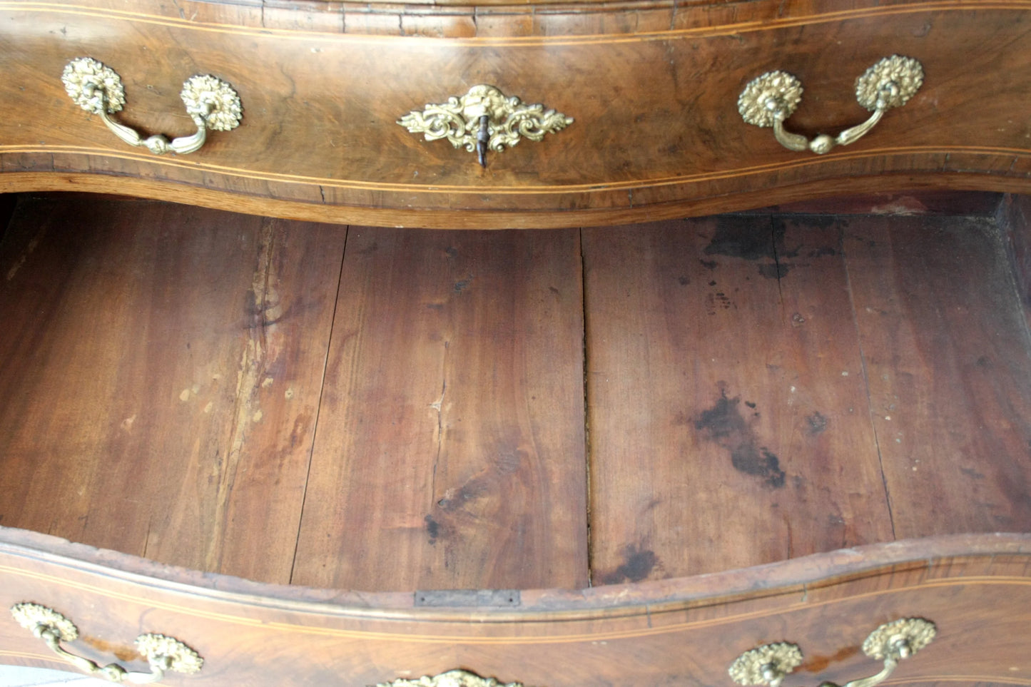 Cassettone raffinato in noce xviii secolo con linea elegante e fronte ricurvo, cassetto antico aperto e vuoto
