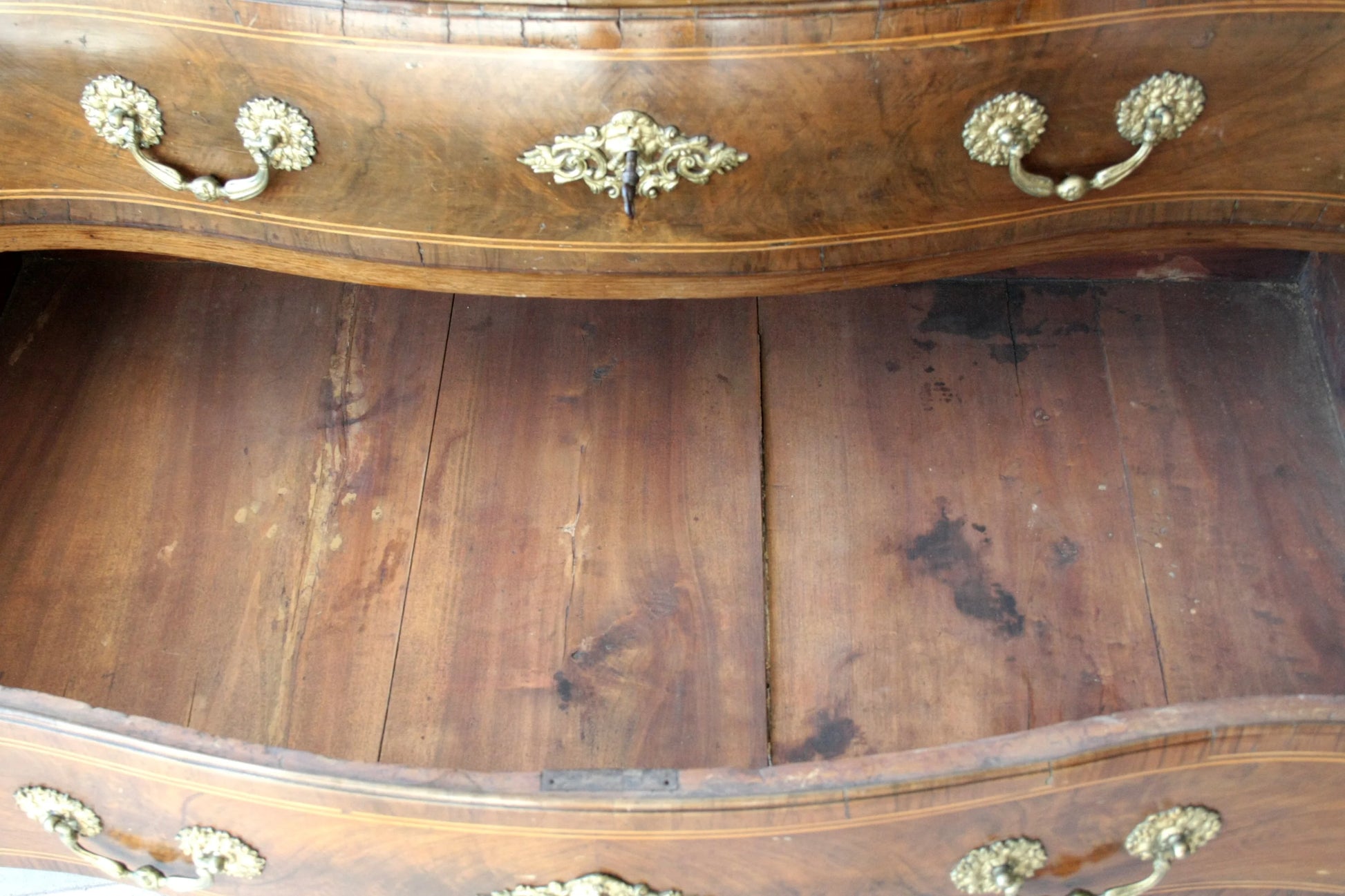 Cassettone raffinato in noce xviii secolo con linea elegante e fronte ricurvo, cassetto antico aperto e vuoto