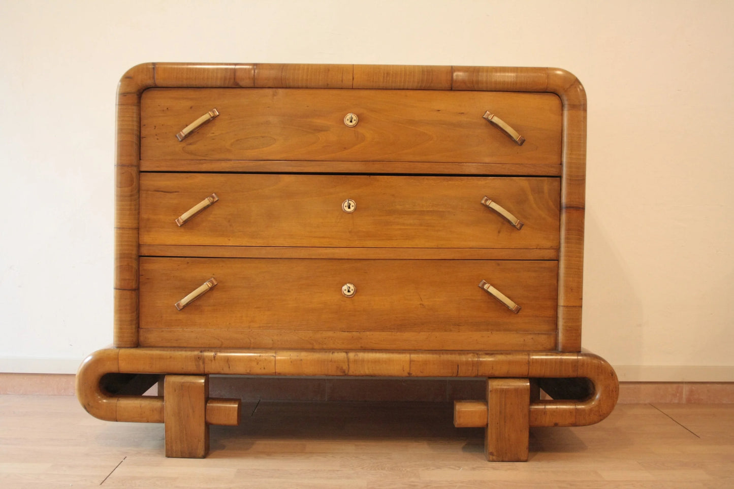 Cassettiera in noce art decò anni 50 con dettagli in bambù stile mid century modern italiana per dario raia antiquariato
