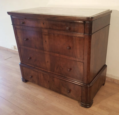 Cassettiera in legno italiana con quattro cassetti e modanature decorative xix secolo