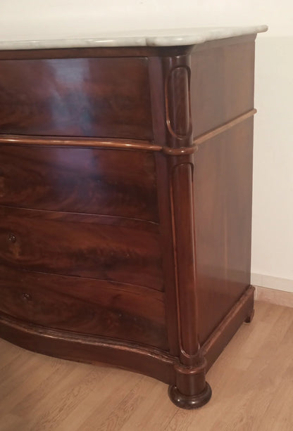 Cassettone luigi filippo in piuma di mogano con ripiano in marmo bianco carrara xix secolo