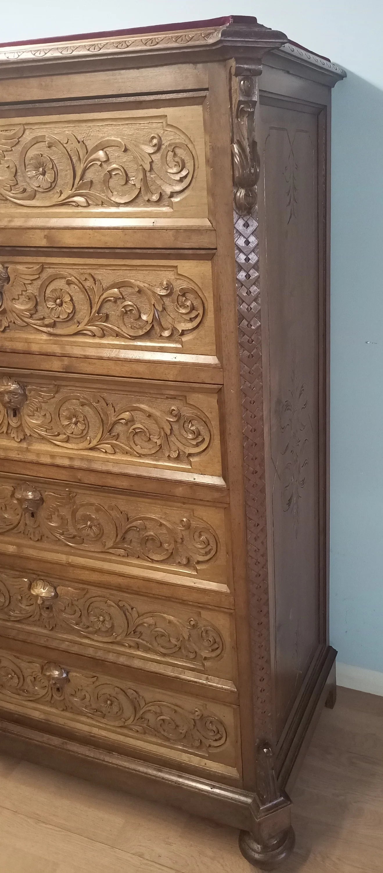 Cassettiera italiana in noce italiana ottocentesca con pannelli intagliati e cassetti decorativi in legno noce intagliato
