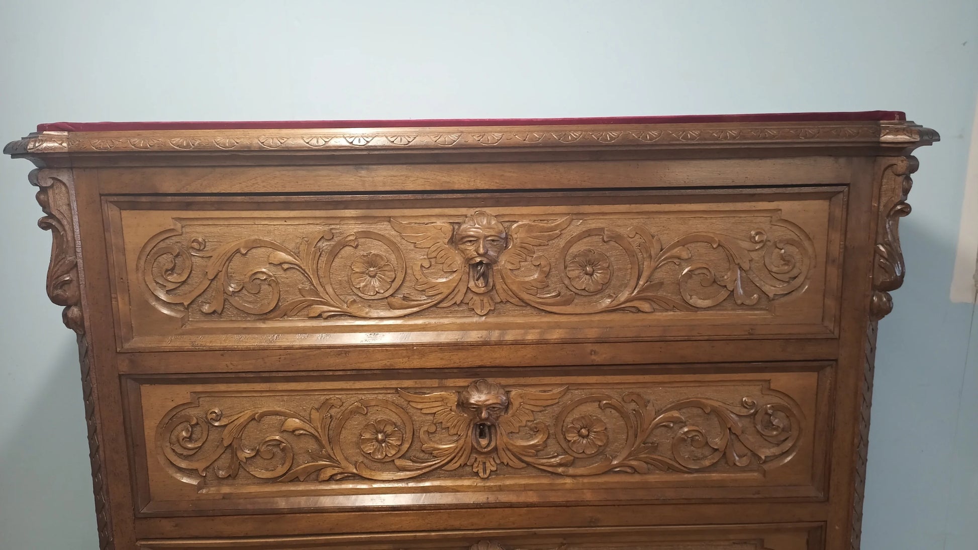 Cassettiera italiana in noce italiana ottocentesca con due cassetti intagliati e maniglie in ottone decorativo