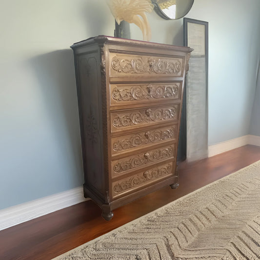 Cassettiera italiana in noce italiana ottocentesca con noce intagliato e design elegante in legno ornamentale