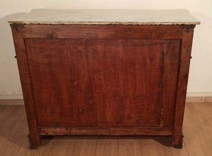 Cassettone luigi filippo in piuma di mogano con ripiano in marmo bianco carrara xix secolo