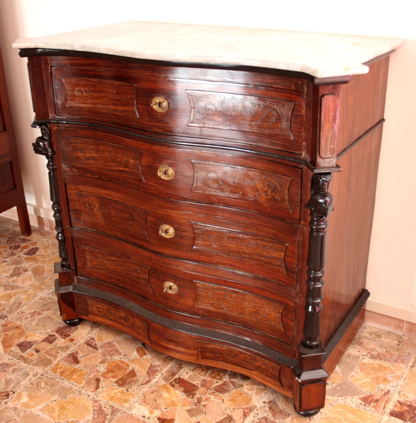 Elegante cassettone napoletano xix secolo in palissandro con quattro cassetti curvi e colonne nere ornate