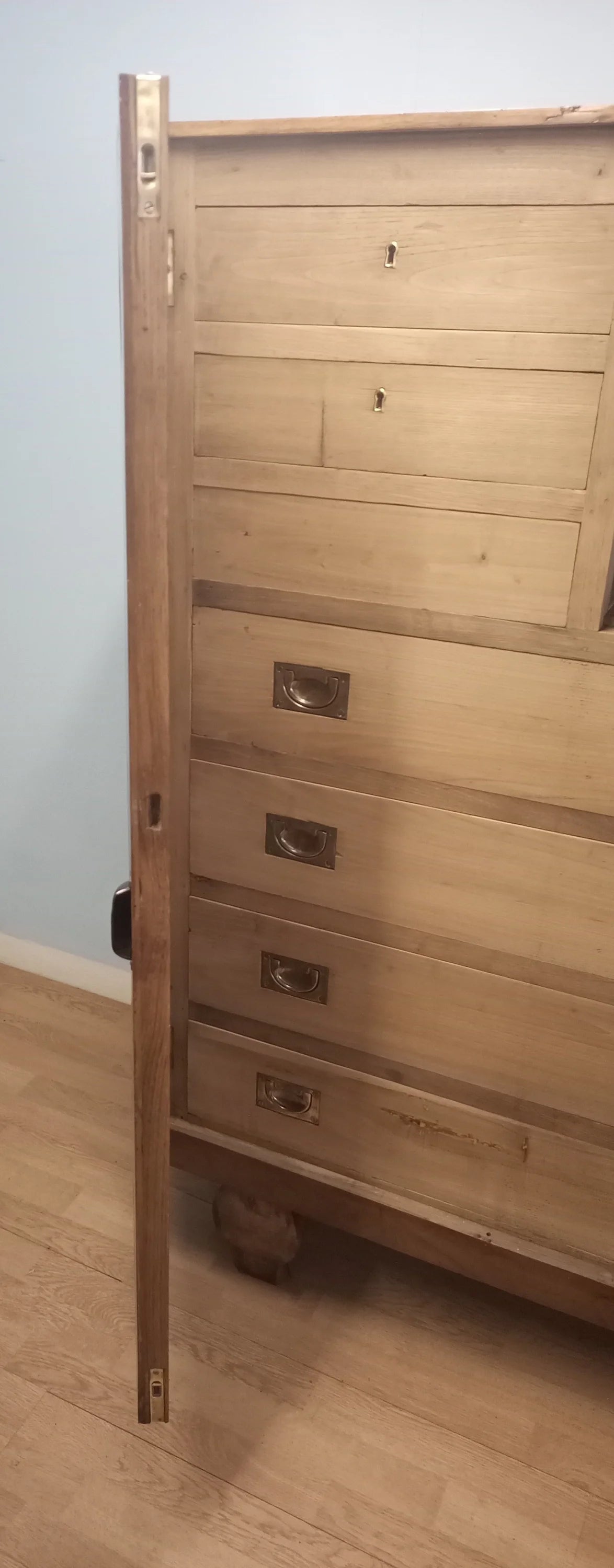 Mobile con cassettiera interna in noce inizi 900 restaurata con cassetti in legno e maniglie in ottone