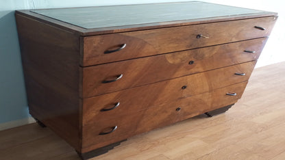 Cassettiera legno vintage con quattro cassetti orizzontali e maniglie in metallo curva per camera letto