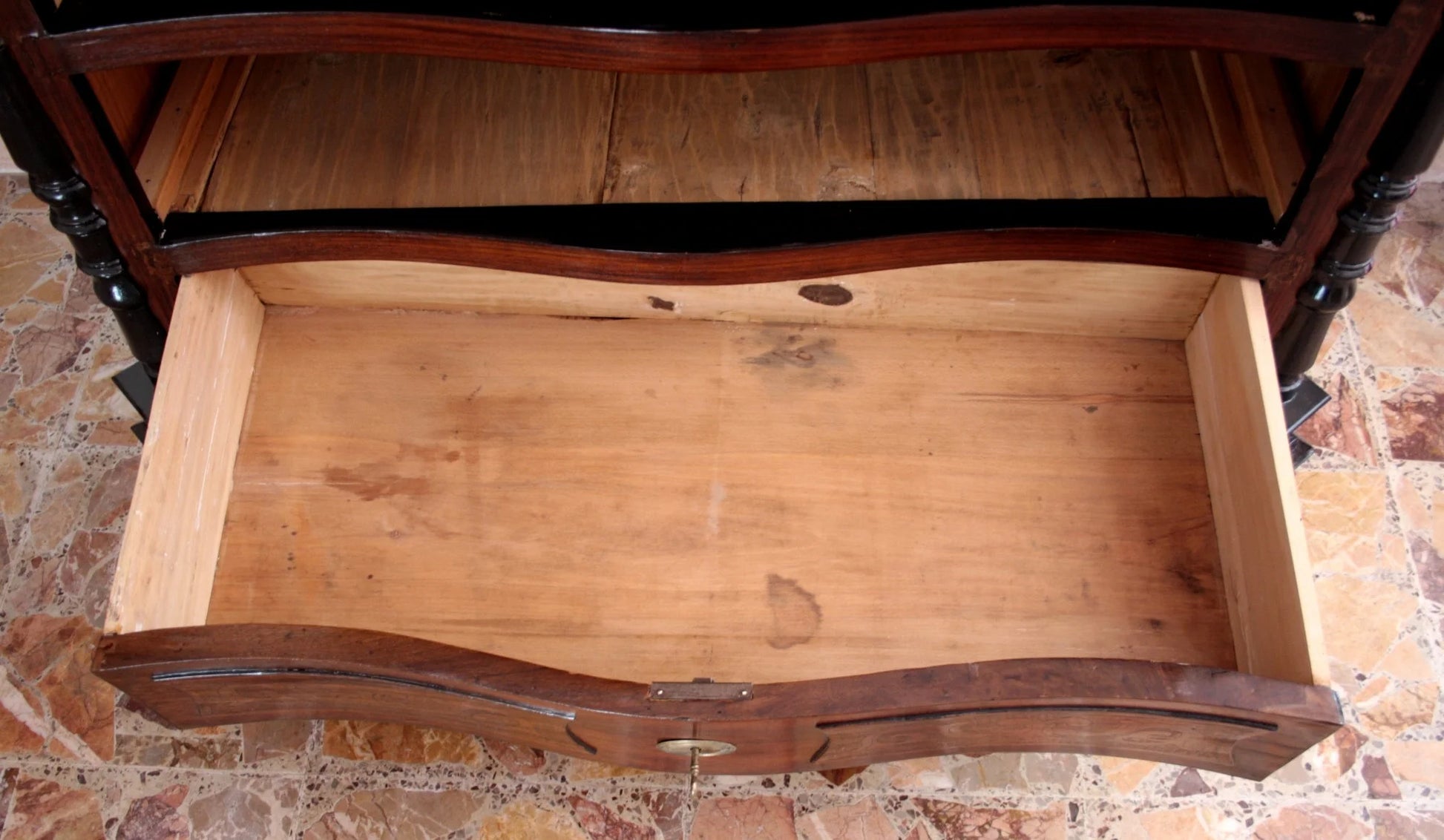 Cassettone napoletano in palissandro con frontali curvati elegante cassettone xix secolo in legno pregiato