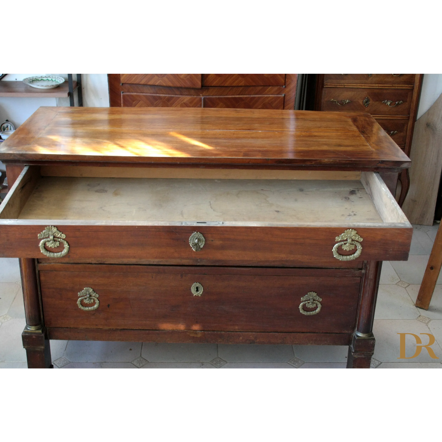 Comò Impero Napoletano vintage per casa con design elegante e cassetti aperti