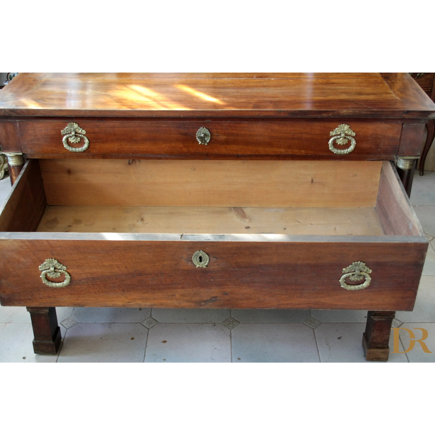 Comò impero napoletano vintage per casa con design elegante e maniglie in ottone