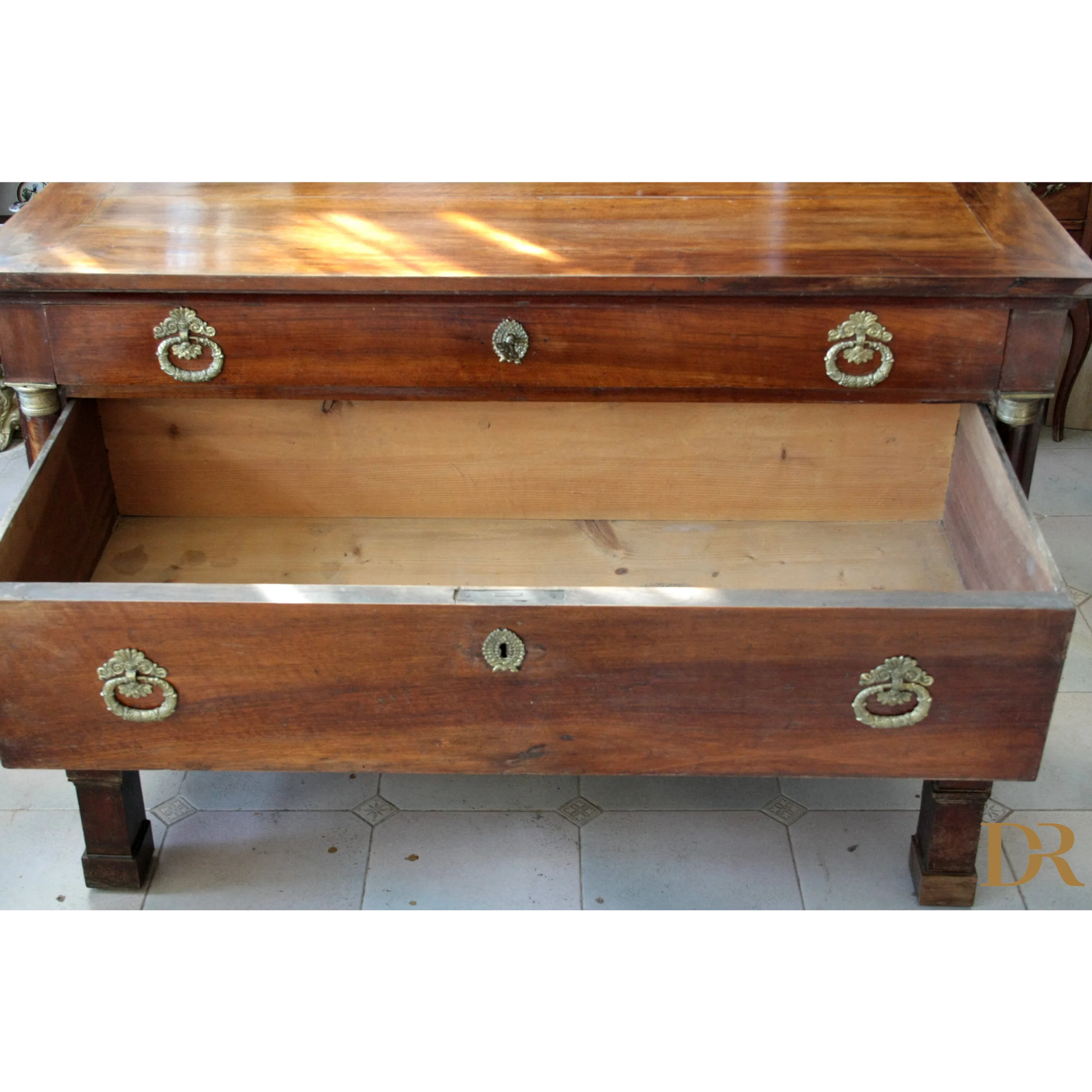 Comò impero napoletano vintage per casa con design elegante e maniglie in ottone