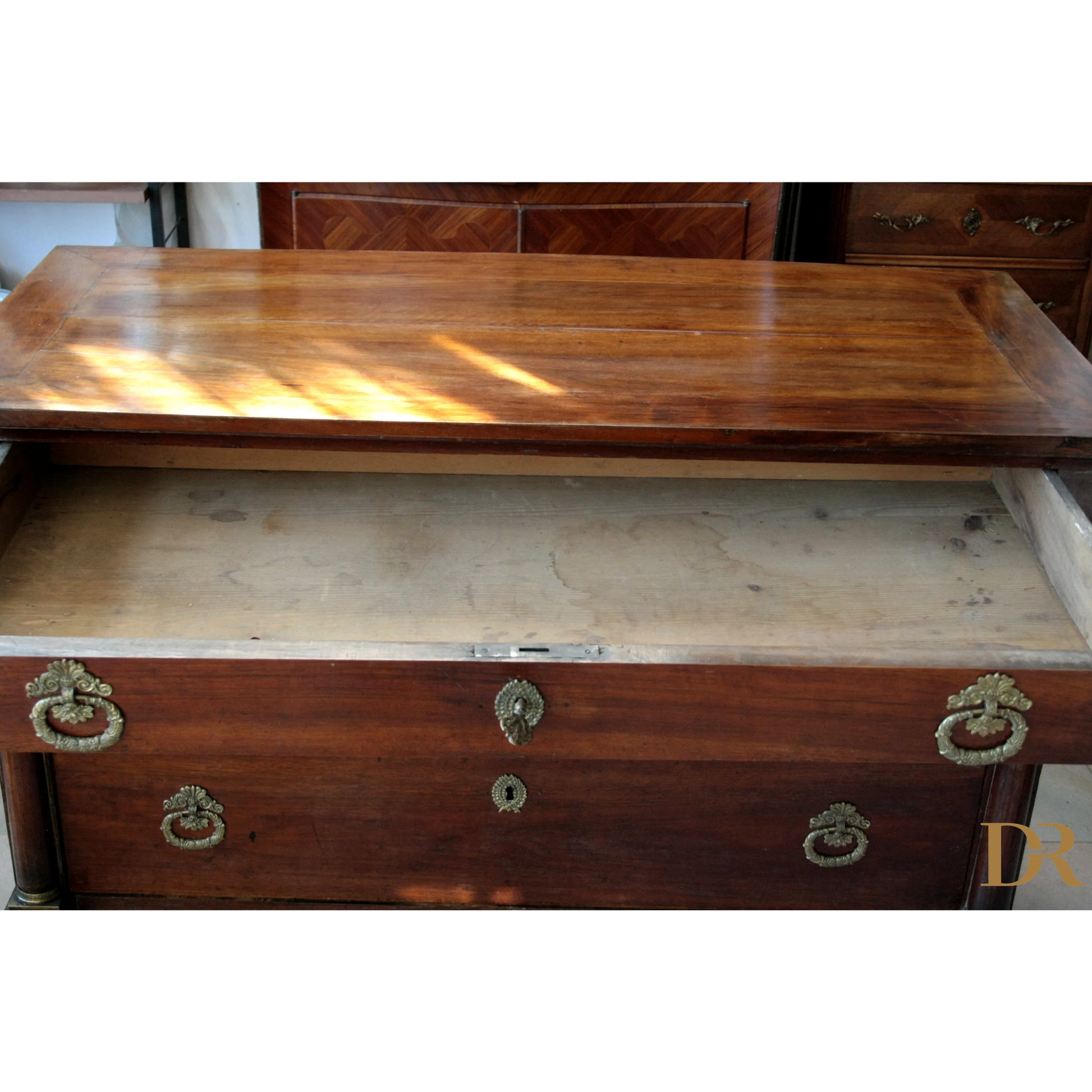 Comò impero napoletano vintage in legno con hardware in ottone per casa e design