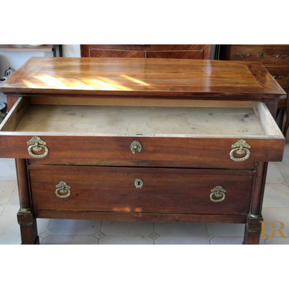 Comò impero napoletano vintage per casa con design elegante e hardware in ottone