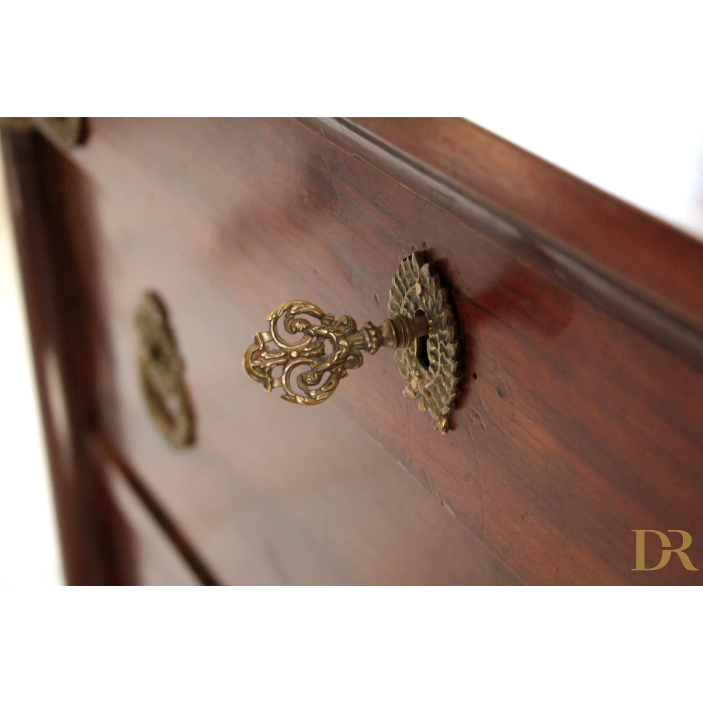 Chiave antica in ottone ornato nel design vintage per la casa Comò Impero Napoletano