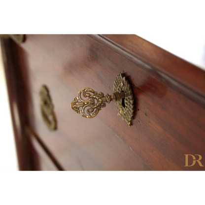 Chiave antica in ottone ornato nel design vintage per la casa Comò Impero Napoletano